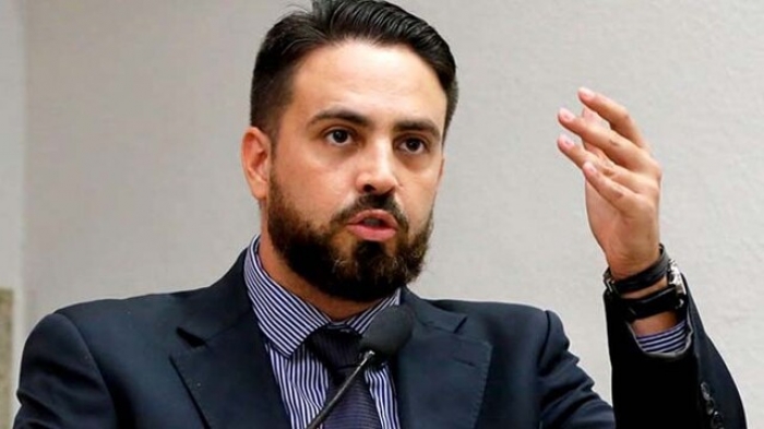 Léo Moraes propõe punição para quem furar filas da vacinação contra a Covid-19